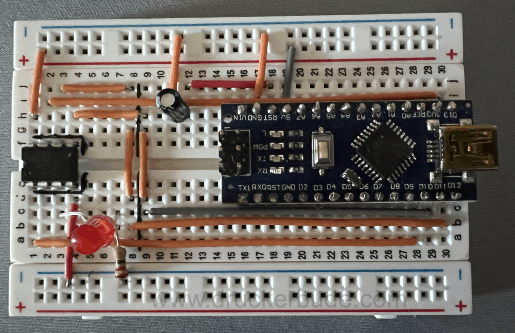 Bild von der Verkabelung, um einen ATTiny 45 mit einem Arduino Nano zu bespielen